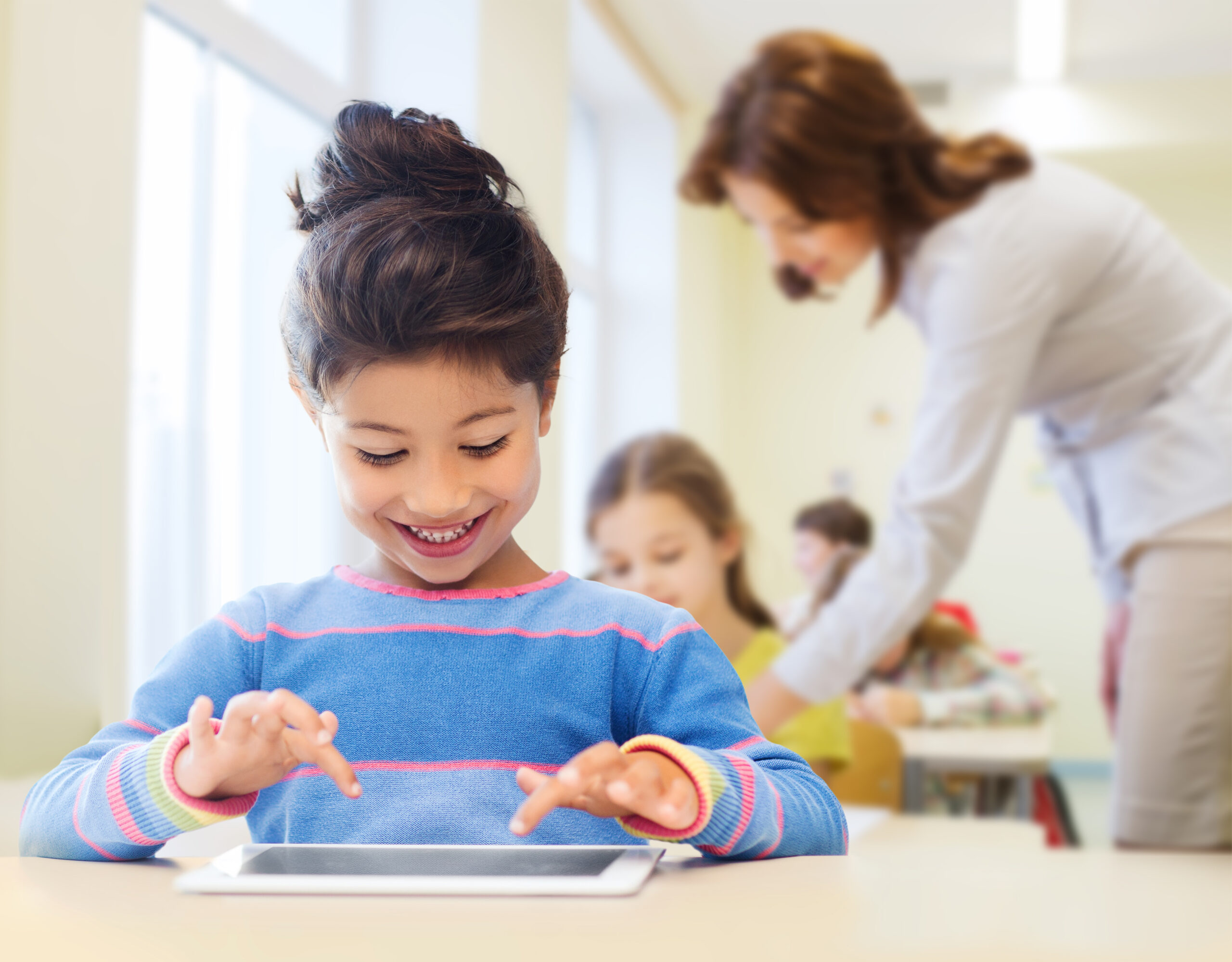 Schülerin am Tablet-PC. Foto: Colourbox.