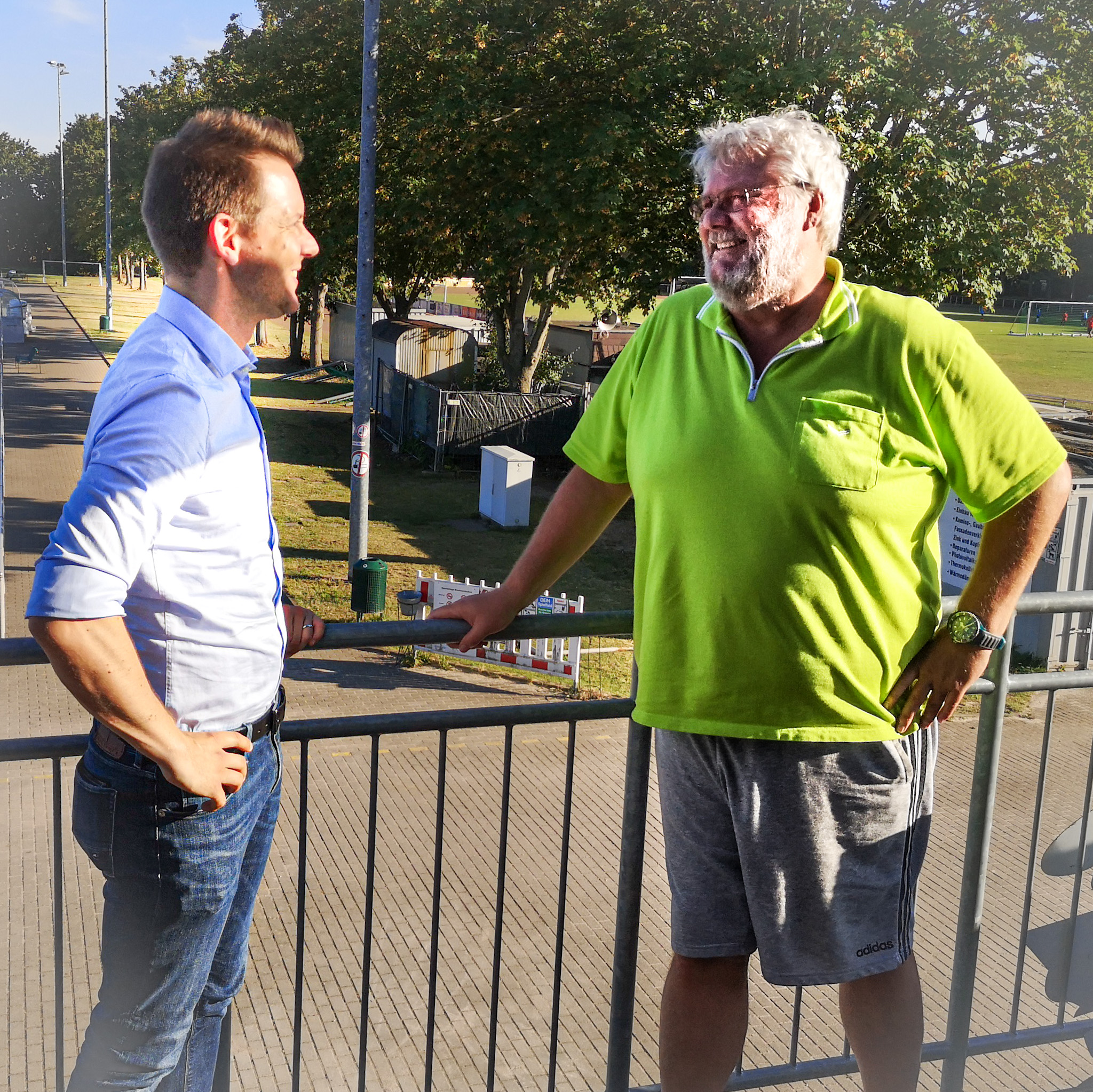 Simon Bujanowski und Lutz Kornwebel im Gespräch beim RSV Urbach