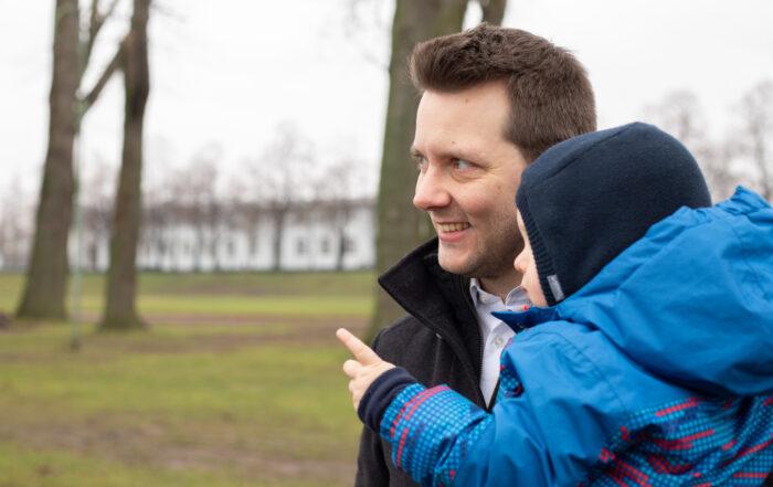 Simon Bujanowski mit Kind